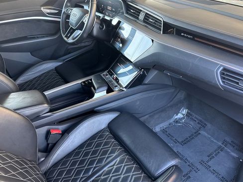 Used 2022 Audi e-tron S Prestige image 14