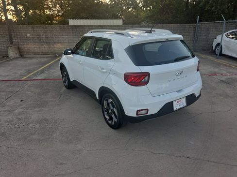 Used 2025 Hyundai Venue SEL FWD image 8