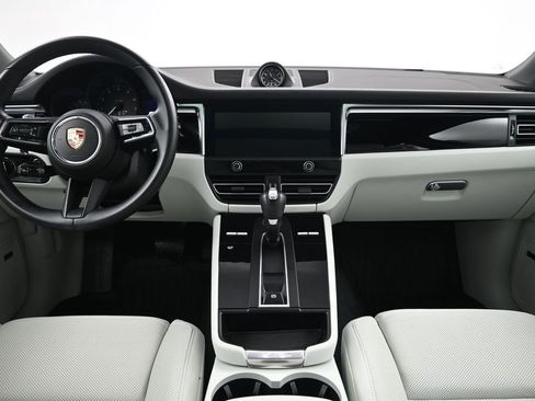 Certified 2024 Porsche Macan AWD/4WD image 9