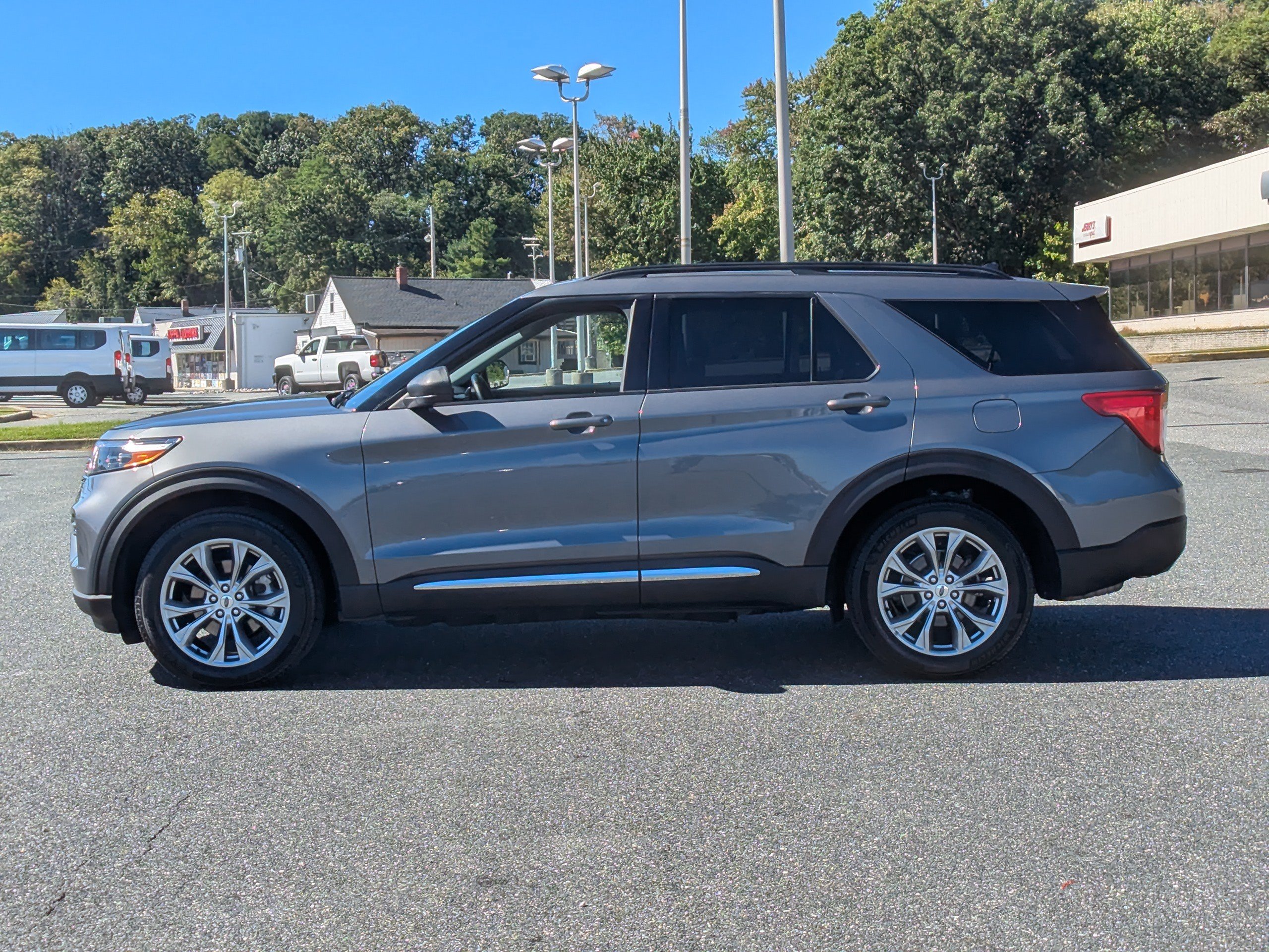Used 2023 Ford Explorer XLT w/ Equipment Group 202A AWD/4WD image 5