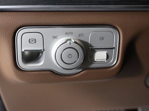 Used 2025 Mercedes-Benz GLS 450 4MATIC image 11