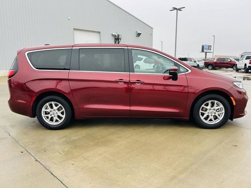 Used 2023 Chrysler Pacifica Touring-L image 40