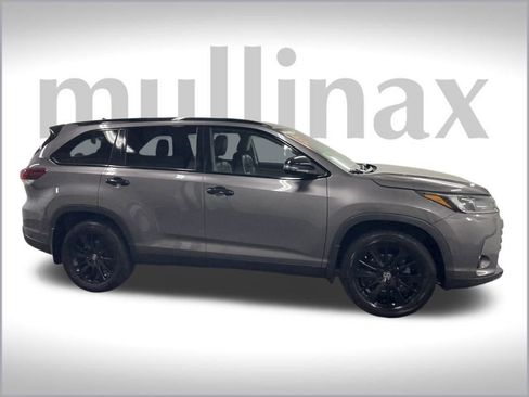 Used 2019 Toyota Highlander SE image 2