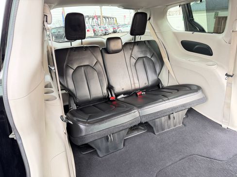 Used 2018 Chrysler Pacifica Touring-L image 36