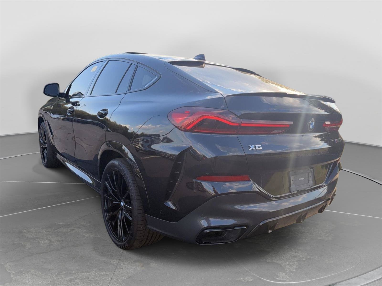 Used 2022 BMW X6 M50i w/ Executive Package AWD/4WD image 2