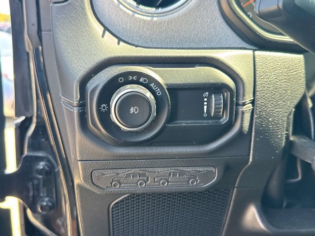 Used 2025 Jeep Wrangler Unlimited Sahara AWD/4WD image 27
