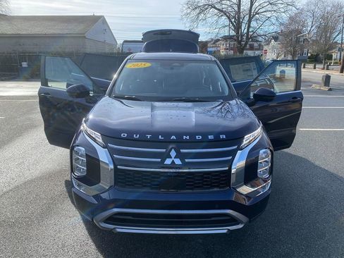 New 2025 Mitsubishi Outlander SE image 28