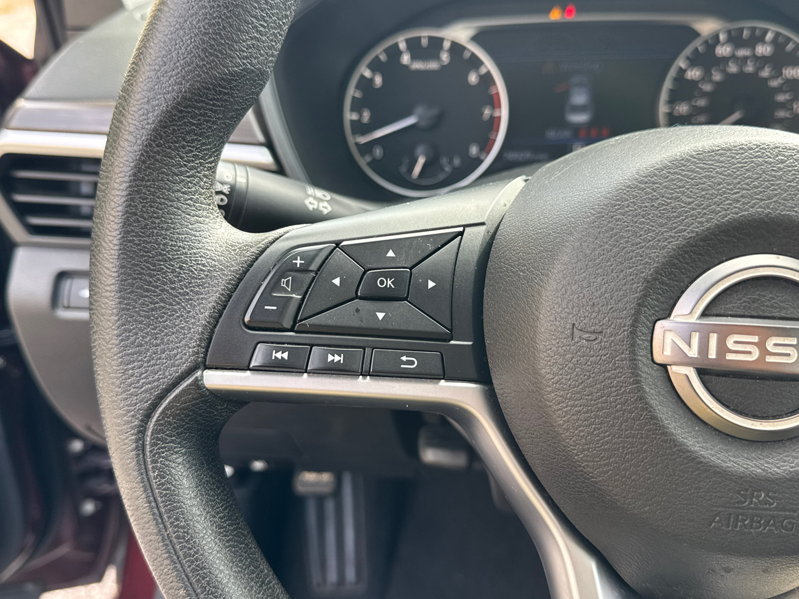 Used 2024 Nissan Altima 2.5 SV FWD image 24