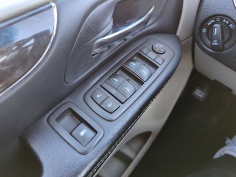 Used 2016 Chrysler Town & Country Touring w/ Driver Convenience Group FWD image 30