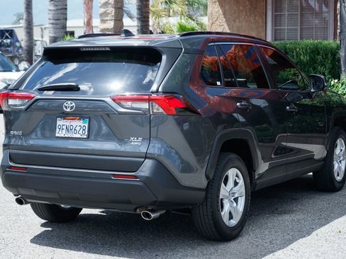 Used 2020 Toyota RAV4 XLE AWD/4WD image 9