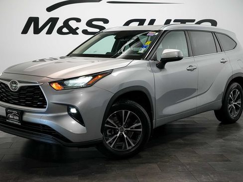 Used 2020 Toyota Highlander XLE AWD/4WD image 2