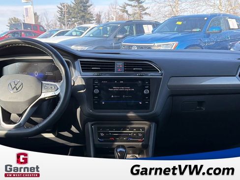 Certified 2024 Volkswagen Tiguan SE w/ Panoramic Sunroof Package image 10