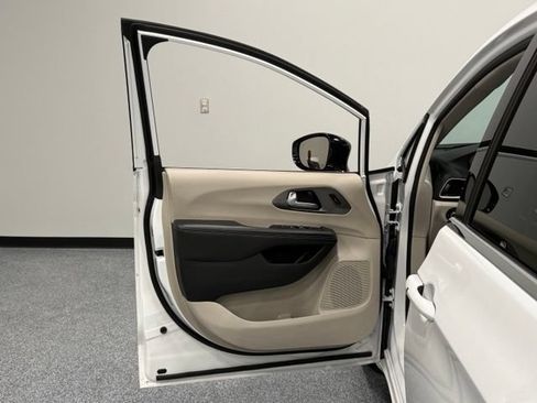 Used 2024 Chrysler Pacifica Touring-L FWD image 9