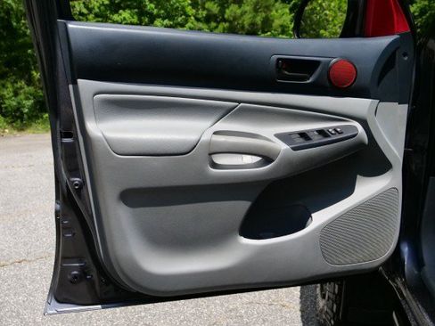 Used 2014 Toyota Tacoma PreRunner w/ SR5 Package RWD image 18