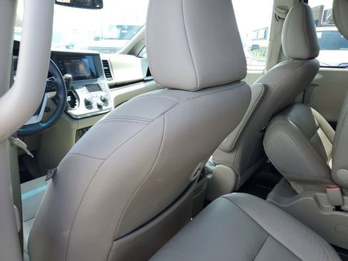 Used 2017 Toyota Sienna XLE Premium AWD/4WD image 14
