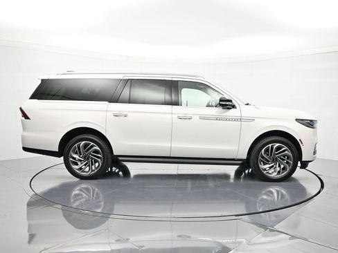 New 2026 Lincoln Navigator L Premier AWD/4WD image 4