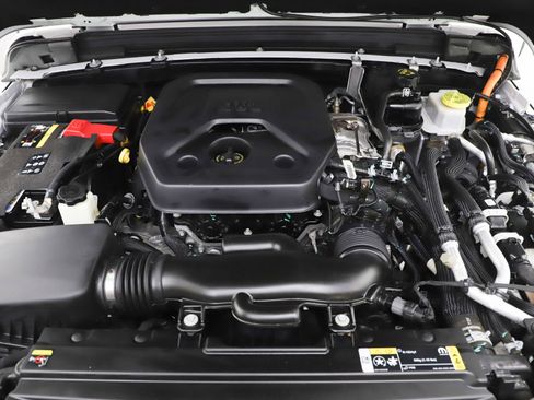 Used 2023 Jeep Wrangler Unlimited w/ Sun & Screen Package image 31