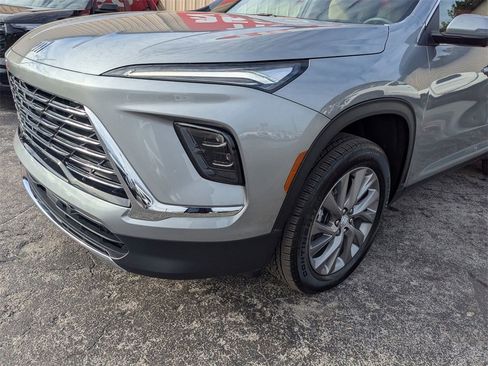 Used 2025 Buick Enclave Preferred w/ Power Package image 8