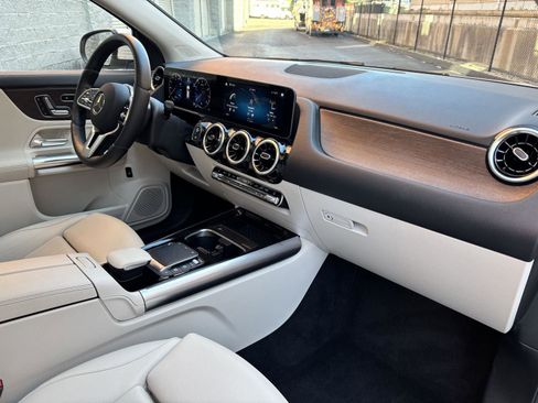 Used 2021 Mercedes-Benz GLA 250 4MATIC image 9