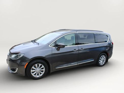 Used 2017 Chrysler Pacifica Touring-L FWD image 5