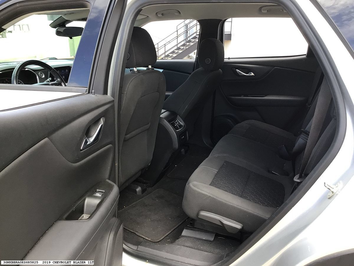 Used 2019 Chevrolet Blazer LT FWD image 9