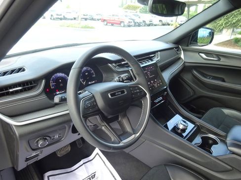 Used 2024 Jeep Grand Cherokee L Laredo AWD/4WD image 11