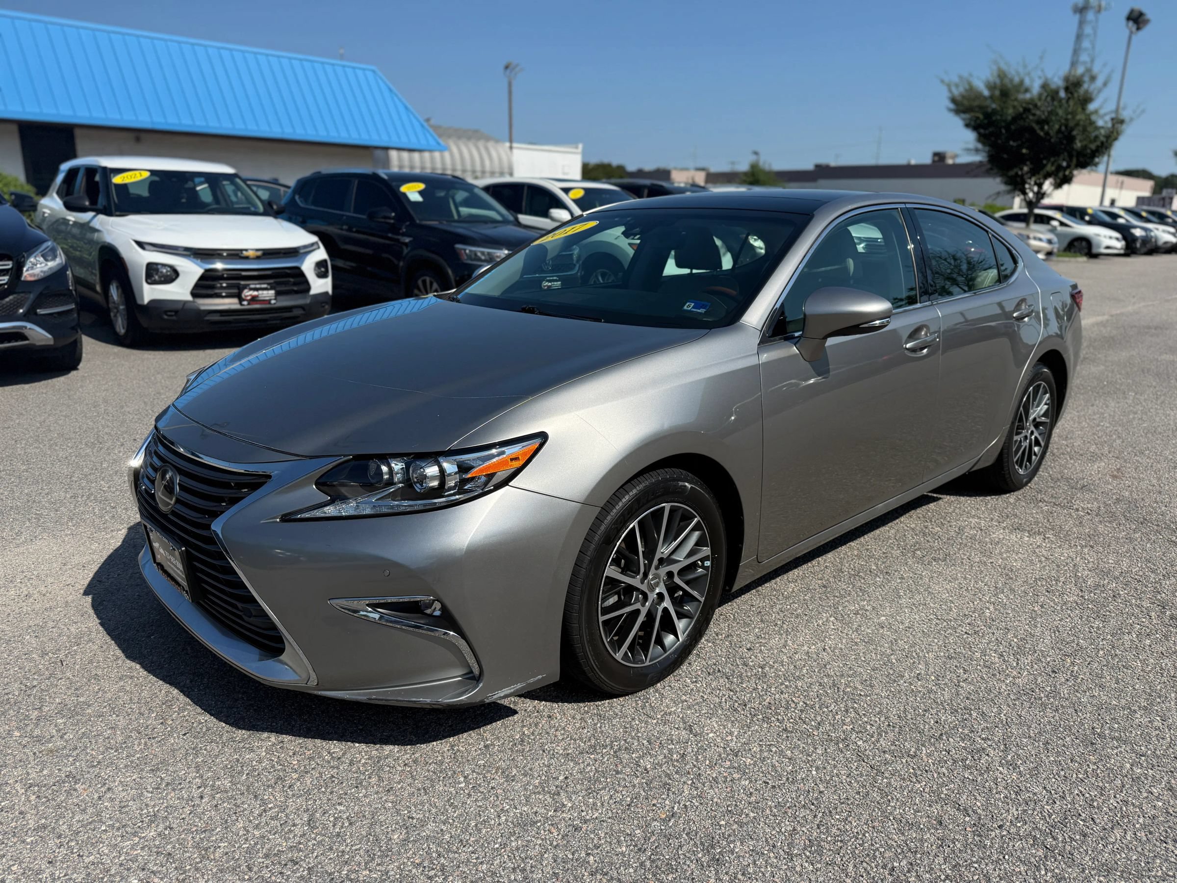 Used 2017 Lexus ES 350 w/ Luxury Package FWD image 4