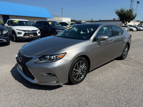 Used 2017 Lexus ES 350 w/ Luxury Package FWD image 4