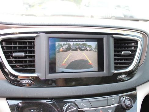Used 2018 Chrysler Pacifica L FWD image 15