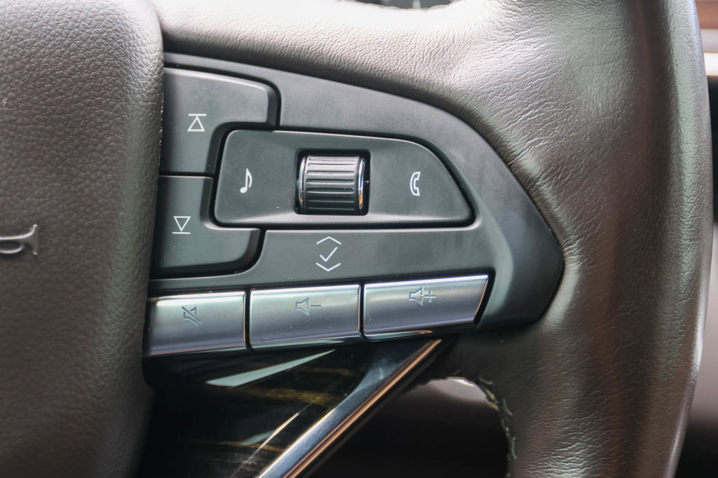 Used 2023 Cadillac Escalade Premium Luxury RWD image 38