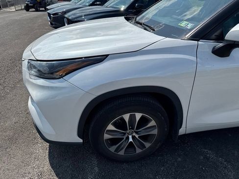 Used 2024 Toyota Highlander XLE AWD/4WD image 3