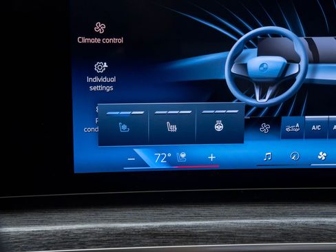 Used 2025 BMW 760i xDrive image 32