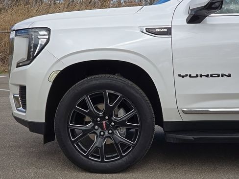 Used 2023 GMC Yukon SLT w/ SLT Luxury Package image 3