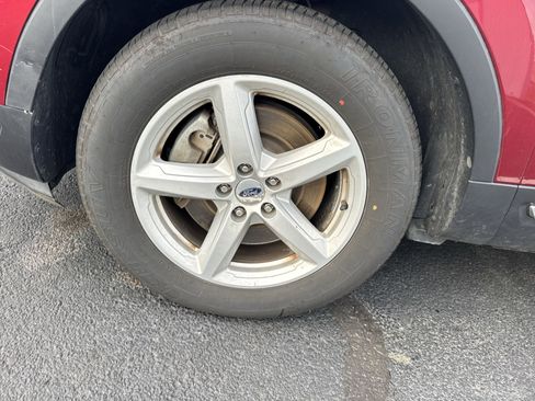 Used 2018 Ford Explorer XLT image 2