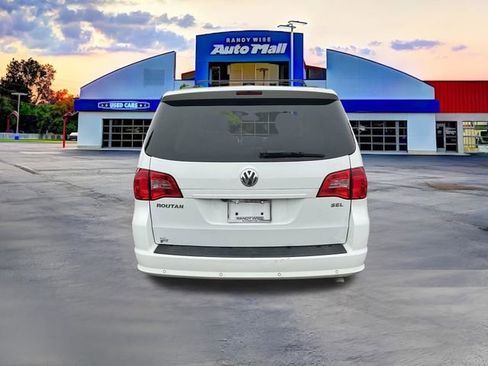 Used 2014 Volkswagen Routan SEL Premium FWD image 6