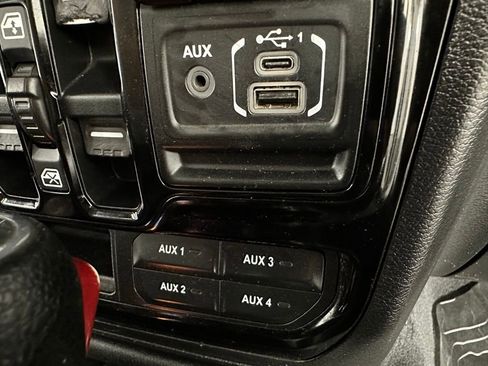 Used 2020 Jeep Gladiator Sport w/ Quick Order Package 24S image 9