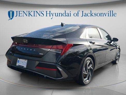 New 2025 Hyundai Elantra Limited FWD image 3