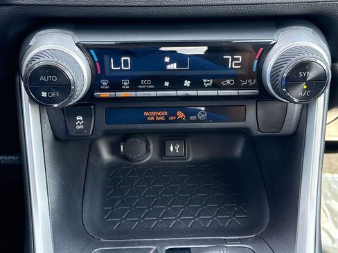 Used 2019 Toyota RAV4 LE w/ Carpet Mat Package AWD/4WD image 28