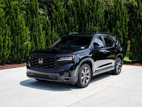 Used 2025 Honda Pilot Sport image 5