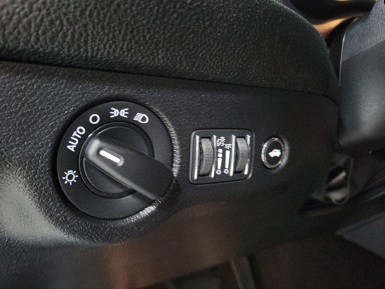 Used 2022 Dodge Challenger SXT RWD image 12
