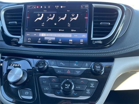 Used 2023 Chrysler Pacifica Touring-L image 33