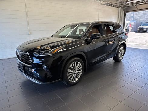 Used 2023 Toyota Highlander Platinum AWD/4WD image 4