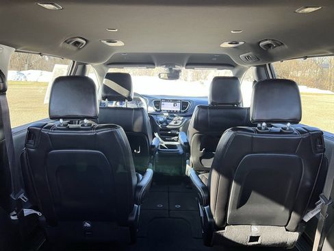 Used 2025 Chrysler Pacifica Select image 16