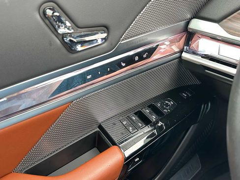 Used 2023 BMW 760i xDrive image 37