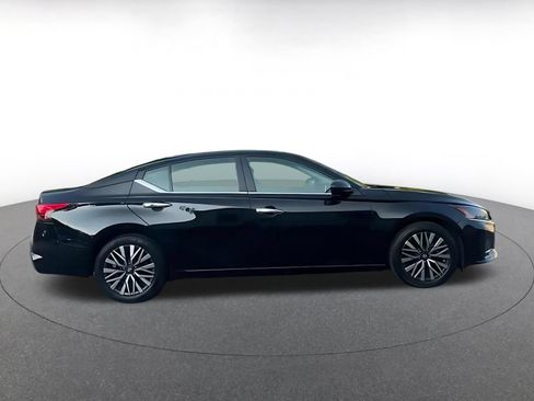 Used 2025 Nissan Altima 2.5 SV FWD image 16