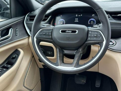 Used 2025 Jeep Grand Cherokee Limited w/ Luxury Tech Group II image 13