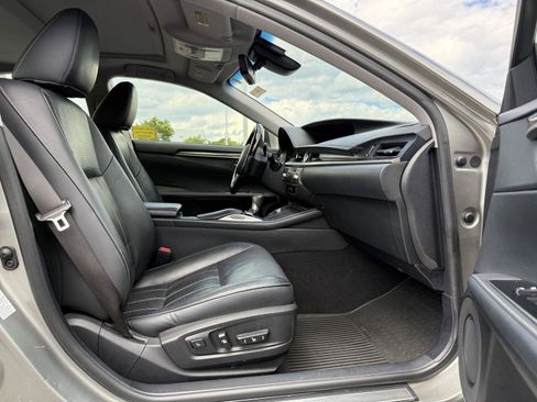 Used 2017 Lexus ES 300h FWD image 24