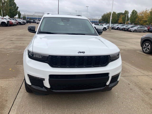 Used 2023 Jeep Grand Cherokee L Limited w/ Black Appearance Package AWD/4WD image 2