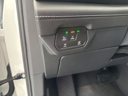 Used 2025 Volkswagen Atlas Cross Sport SE image 11