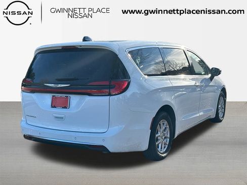 Used 2024 Chrysler Pacifica Touring-L image 5